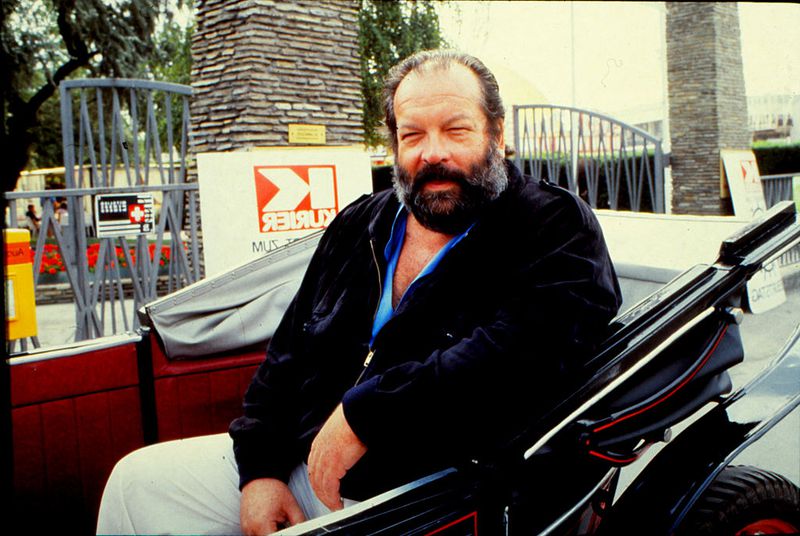 Mann verprügelt 5 Angreifer im Stile von Bud Spencer!