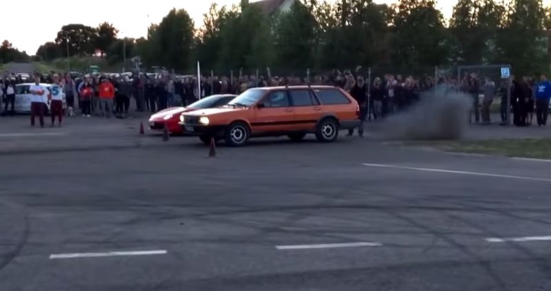 Drag Race: VW Passat verraucht Ferrari 458