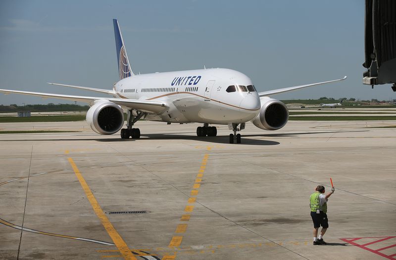 Boeing 747 vs. Strand