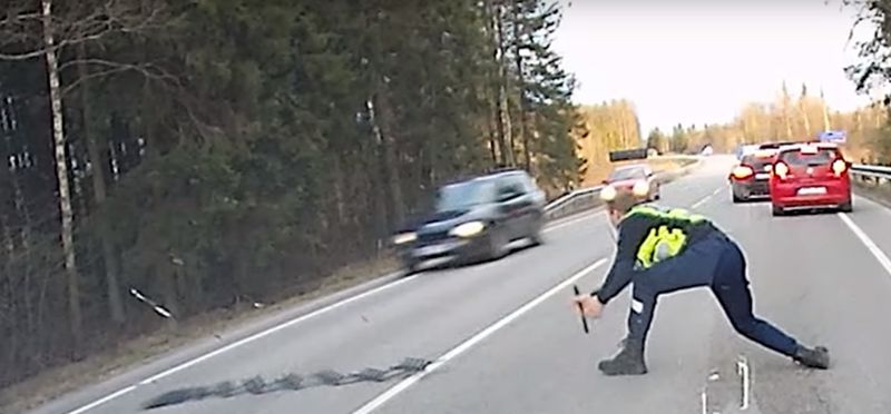 Polizist stoppt Raser mit Nagelteppich