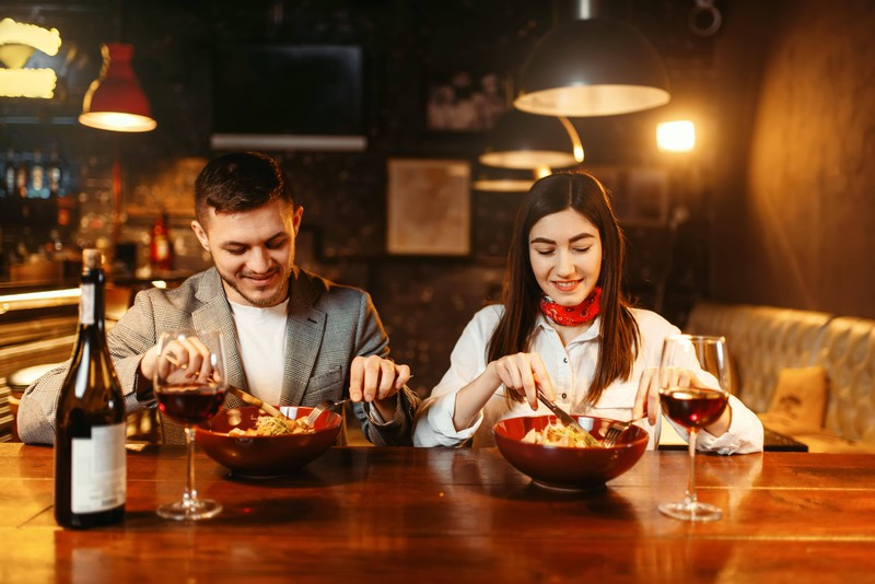 Ein Paar isst gemeinsame bei einem Date