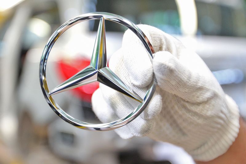 Bulldozer überfährt einen Mercedes Benz