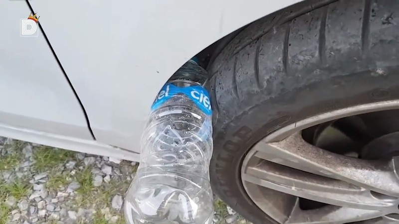 Mit einer eingeklemmenten Plastikflasche im Radkasten wollen Autodiebe das Auto ausrauben oder an sich reißen.