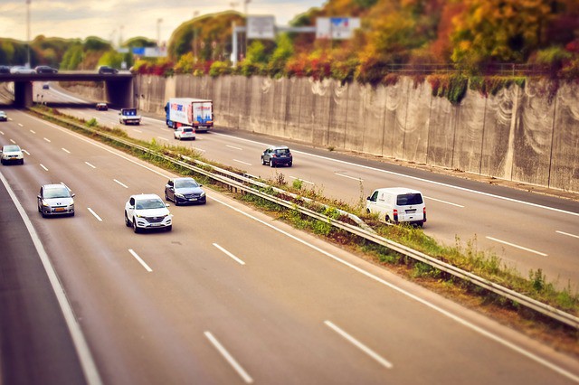 Neues Gesetz: Bald dürfen E-Autos schneller über die Autobahn fahren