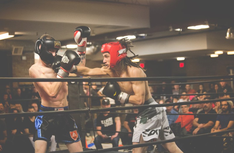Mann versucht, Schläge eines MMA-Fighters mit Energieschild abzuwehren