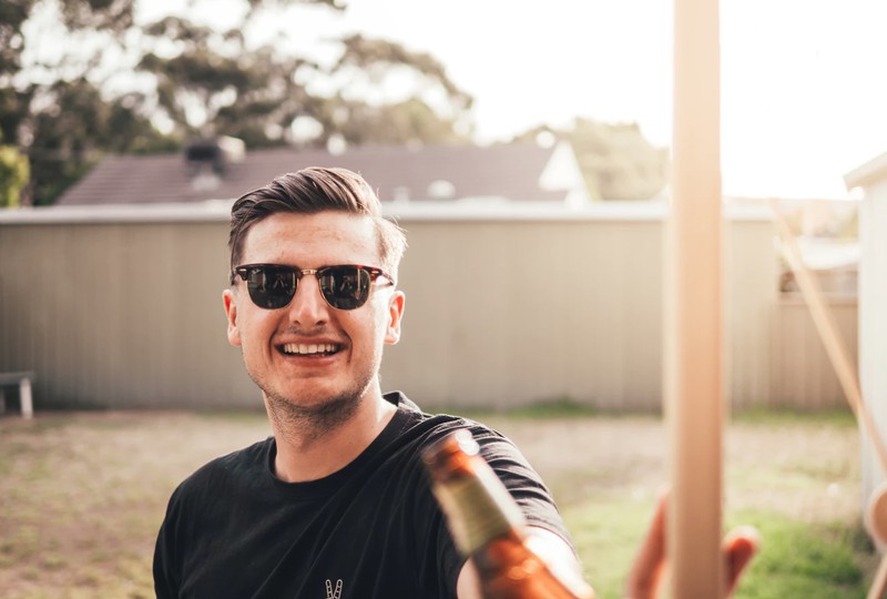 Dieser Couchtisch kühlt Bier, kann Musik abspielen und lädt dein Handy