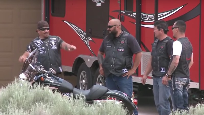 Behindertes Mädchen wird geschlagen, dann schaltet sich eine Rocker-Gang ein.