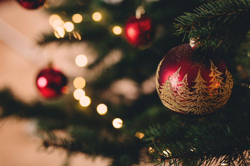 Gin-gefüllte Weihnachtskugeln