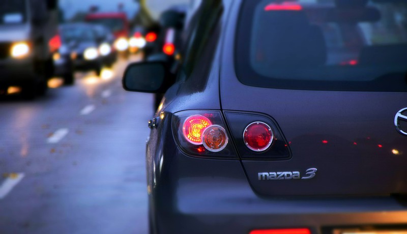 Nackter Fahrer mastubiert auf Autobahn und belästigt Niederländer