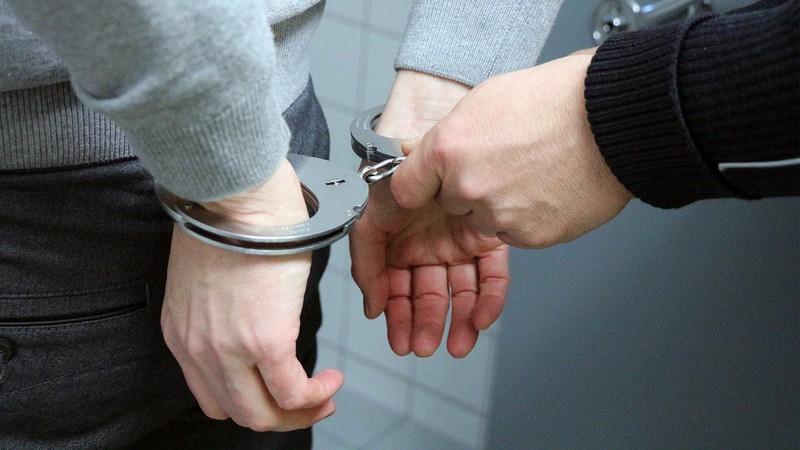 Nackter Fahrer mastubiert auf Autobahn und belästigt Niederländer