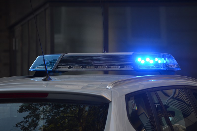Nackter Fahrer mastubiert auf Autobahn und belästigt Niederländer