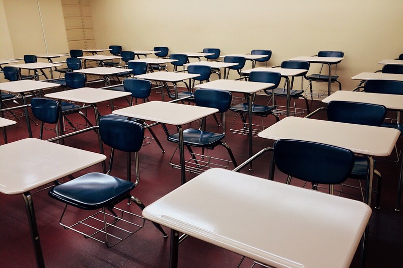 Lehrerin sendet Schüler freizügige Bilder und fleht ihn um Geschlechtsverkehr an