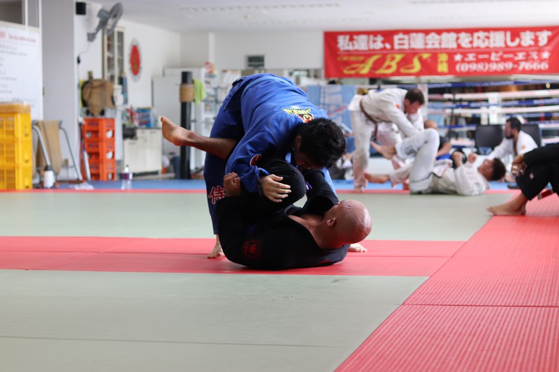 Kidnapper jagt Frau in ein Karate-Dojo