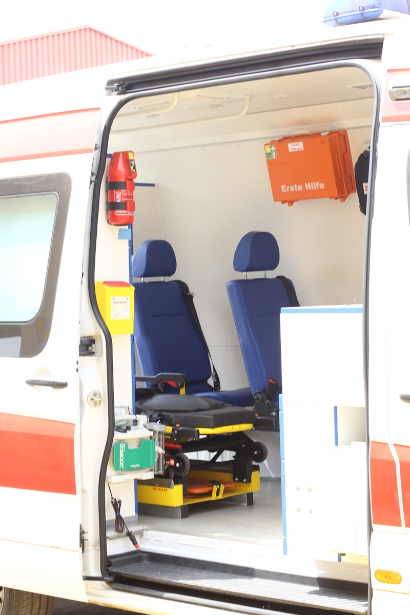 Gaffer öffnen Rettungswagen, um Verletzte besser sehen zu können