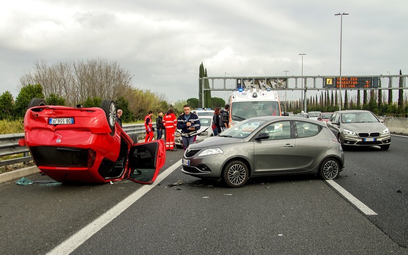 Gaffer öffnen Rettungswagen, um Verletzte besser sehen zu können