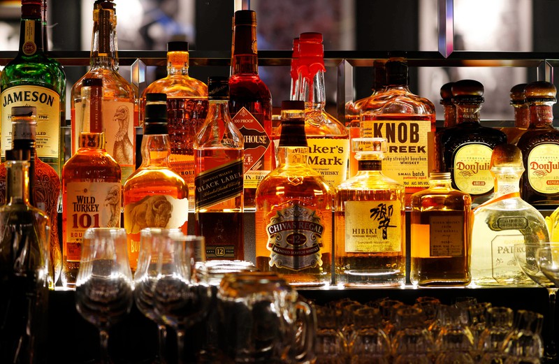 Eine Auswahl an Whisky Flaschen ist zu sehen
