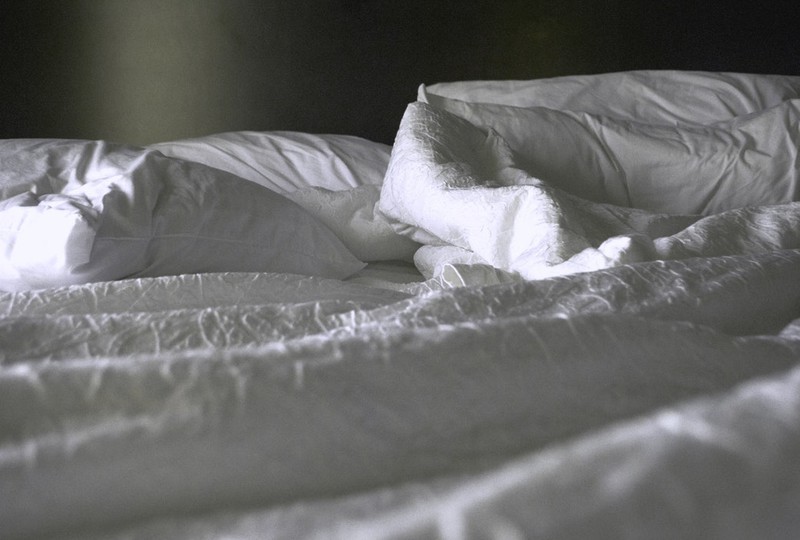 Frau denkt, dass sie mit ihrem Freund schläft - dabei liegt jemand ganz anderes in ihrem Bett