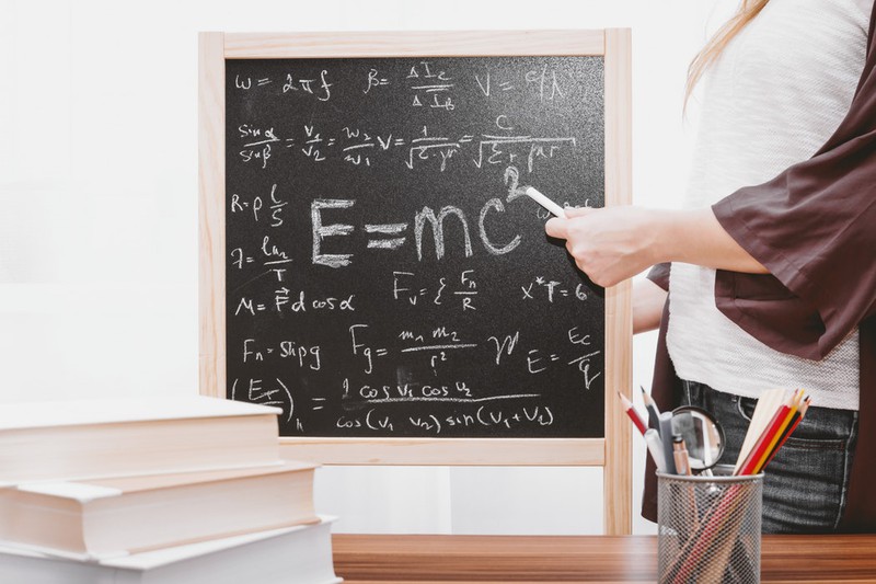 Lehrerin hat Verhältnis mit ihrem Schüler – sie treffen sich, während seine Mutter arbeiten geht