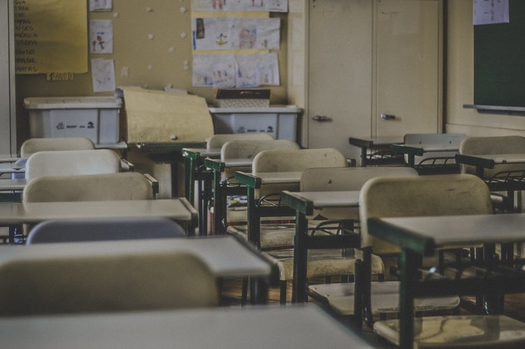 Lehrerin macht es sich selber und schickt das Video an einen Schüler
