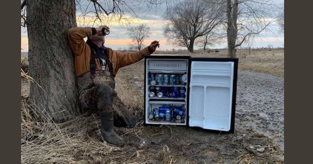 Wahrer Schatz: Männer finden Kühlschrank voll mit Bier auf offenem Feld