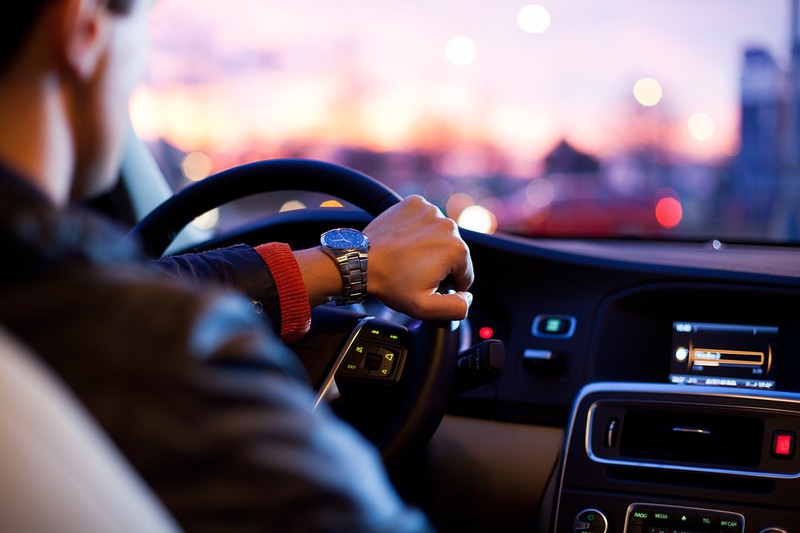 Sie trieben es im fahrenden Auto - im Autopilot-Modus