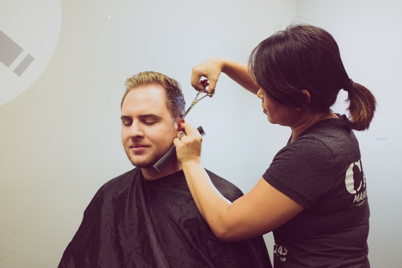Heißer Auftritt dieser Dame beim Barbier wird zum Internet-Hit