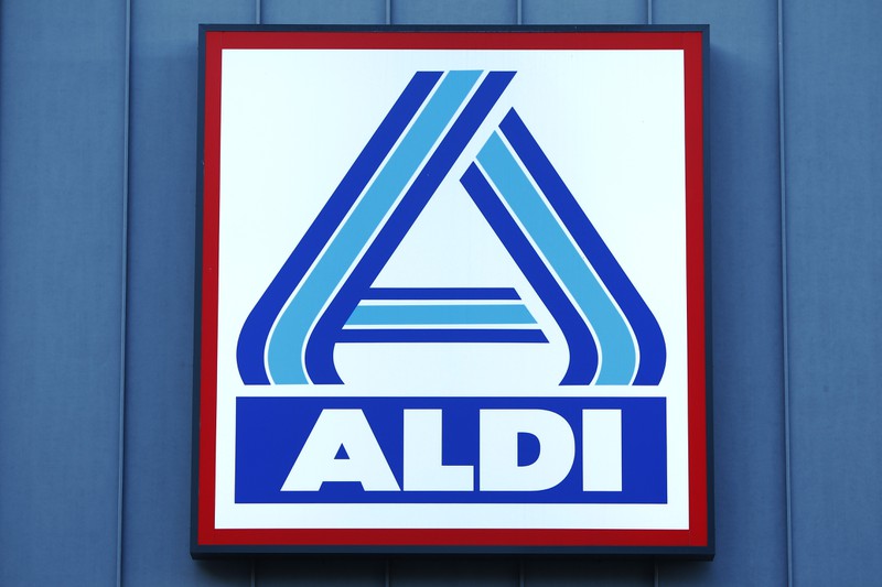 Auf dem Bild sieht man das Logo von Aldi, auf dem Parkplatz von Aldi wurde ein Schmuddelfilm gedreht.