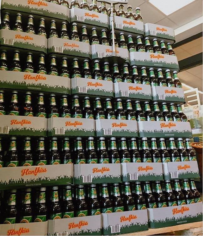Man sieht Oettinger Hanfkiss Bier und es geht um Bier mit Hanf.