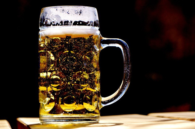 Man sieht ein Bier und es geht um das Hanfbier von Oettinger.
