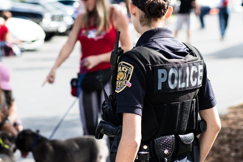 Dieses Bild zeigt eine Polizistin, die für Recht und Ordnung sorgen soll.