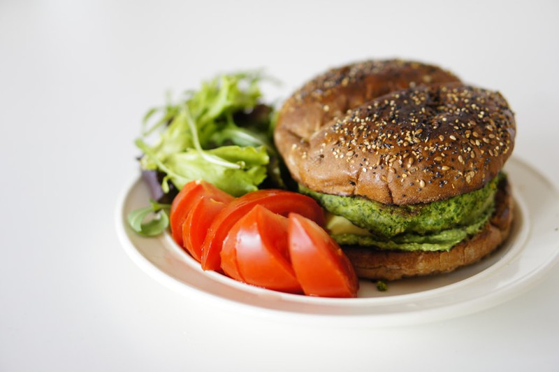 Dieses Bild zeigt einen vegetarischen Burger ohne Fleisch.