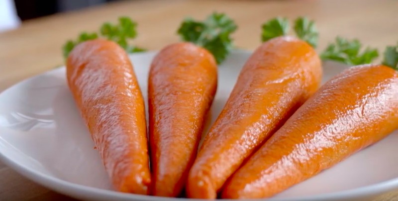 Dieses Bild zeigt Fleisch, das aussieht wie eine Karotte.