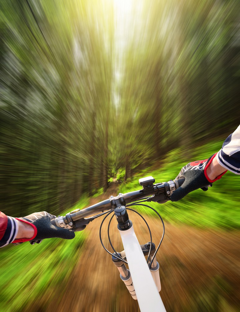 Mann rast auf Fahrrad weg