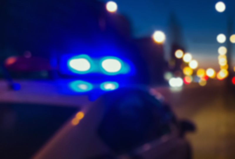 Polizeilicht leuchtet in der Nacht