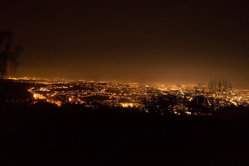 Die deutsche Stadt Stuttgart bei Nacht