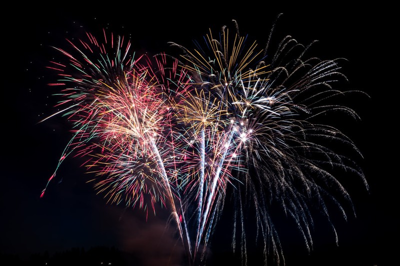 Feuerwerk im Abendhimmel