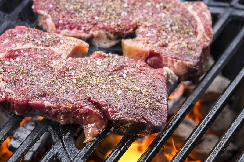 Du solltet keinen Fehler begehen und das Steak erst nach dem Grillen würzen.