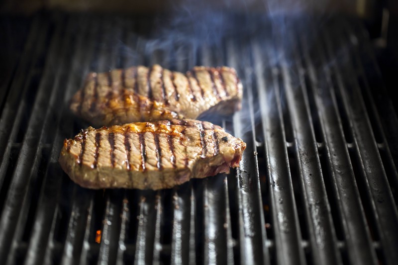 Machst du auch den beliebten Fehler, das Fleisch zu früh auf den Rost zu legen?