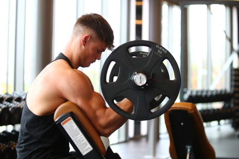 Ein Mann trainiert seine Muskeln