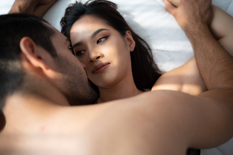 Manche Frauen täuschen einen Orgasmus im Bett vor, um den Mann nicht zu verunsichern. Doch wie macht man das überhaupt? Google weiß es.