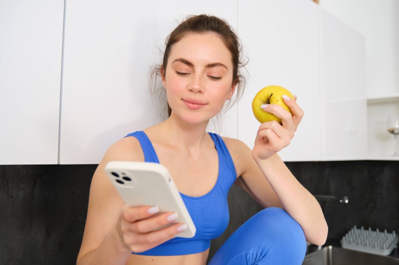 Viele Frauen googeln heimlich, welche Ernährungstrends es gerade gibt, um ein paar Pfunde zu verlieren oder sich einfach wieder wohler zu fühlen.