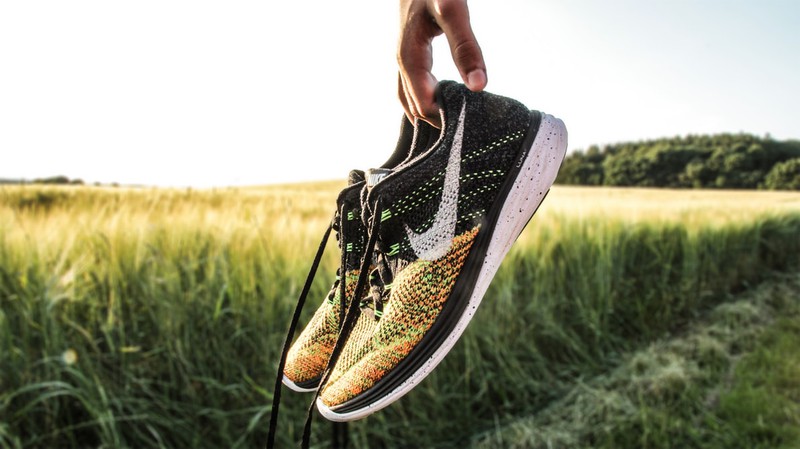 Sportschuhe eines Mannes