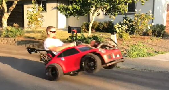 Mann fährt mit gepimptem Spielzeugauto
