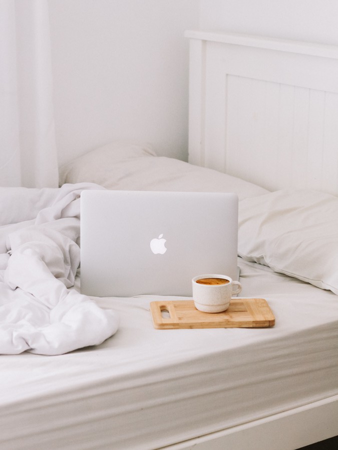 Bett mit Laptop