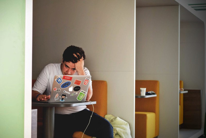 Mann verzweifelt an Laptop