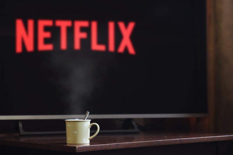 Screen mit Tasse im Vordergrund