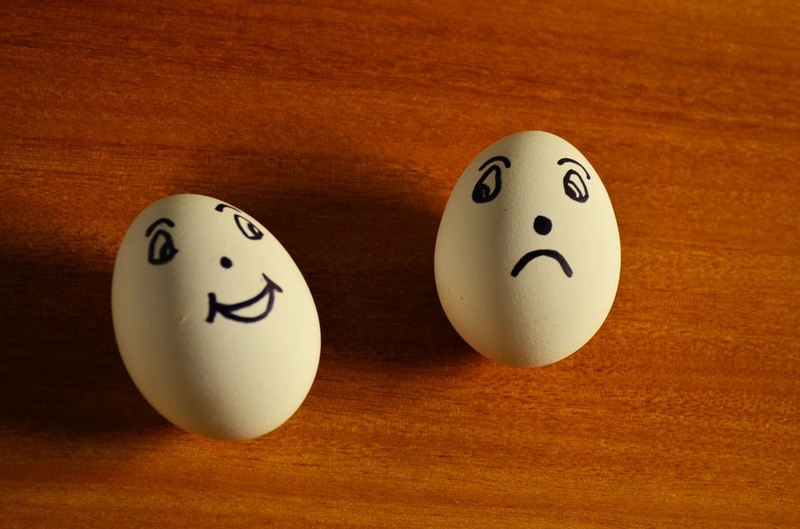 Zwei Eier sind zu sehen von denen eines traurig ist was man metaphorisch als schmerzenden Hoden deuten kann