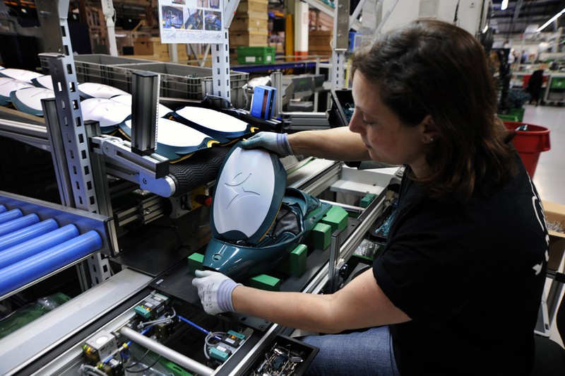 Arbeiterin von Vorwerk die eine neue Version vom Kobold-Staubsauger zusammensetzt welcher in früheren Versionen häufig zu Verletzungen geführt hat wenn sich ein Mann damit selbst beglückt hat