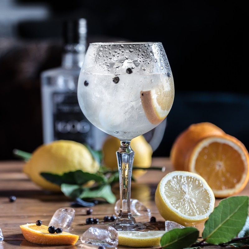 Auf dem BIld ist ein Gin-Tonic, der vielleicht in die Bratwurst reingekommt