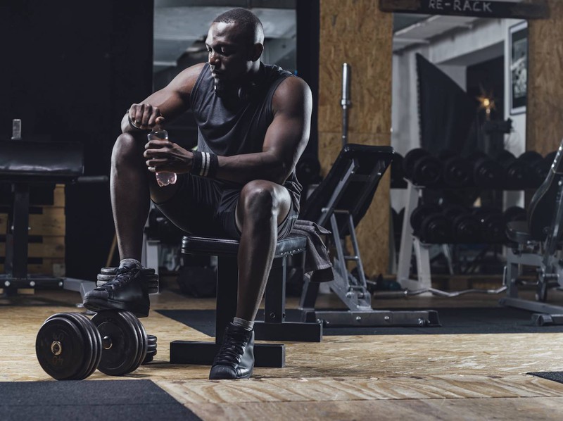 Im Fitnessstudio sollte man immer ein Handtuch mitnehmen und keinen Schweiß verteilen